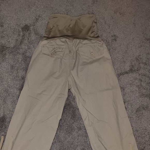 ✔Sold✔Maternity Cargo Capris - Picture 4 of 5